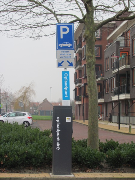 Laadpalen in Volendam aangesloten