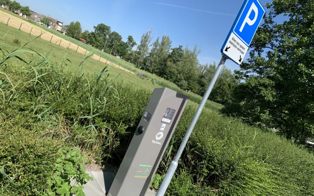 Laadpaal bij Trefpunt Marken op flinke afstand vanaf elektriciteitsnet
